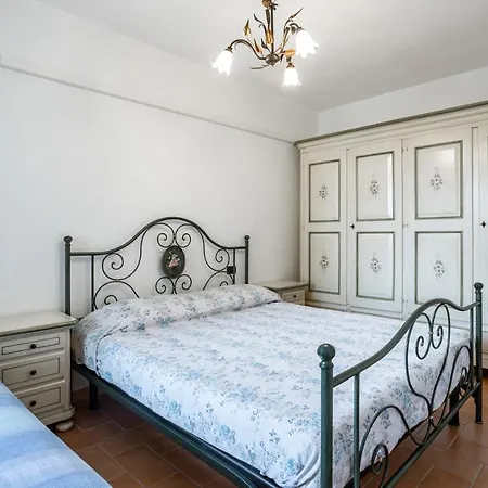 Bright Flat With Private Parking! דירה
